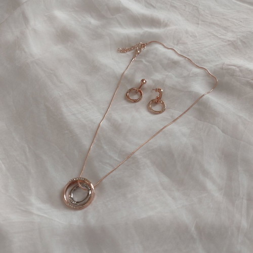 Jewelry set in rose gold with sparkling stones like new