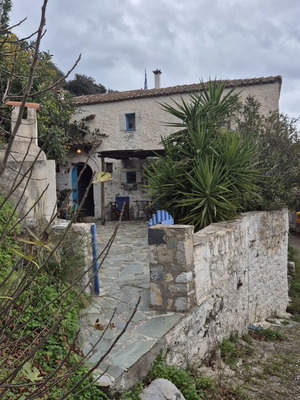 Παραδοσιακή μονοκατοικία πέτρινη στην Αρκαδία με θέα θάλασσα και κήπο