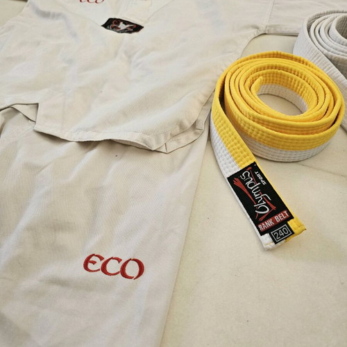 Taekwondo uniform size 106 like new with 2 belts