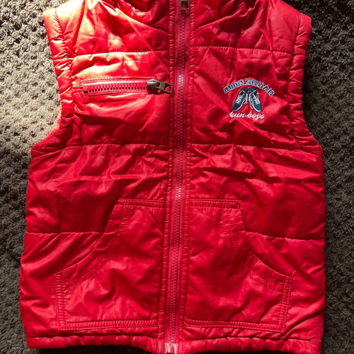 Sleeveless jacket for boy 6 years old used, red