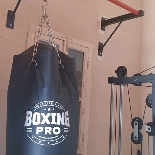 Boxing bag with pull-up bar like new