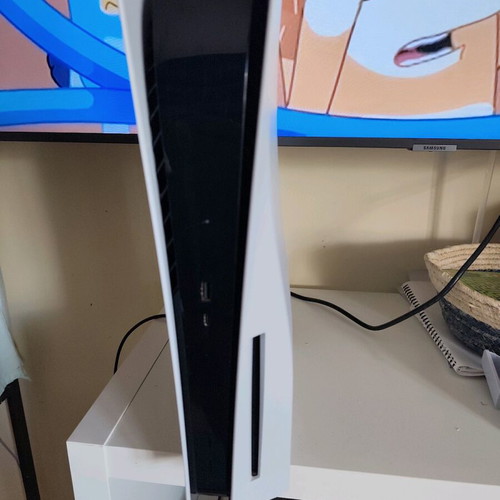 Ps5 1 Tera σαν καινούργιο με 2 χειριστήρια, φορτιστή, 6 παιχνίδια και καλώδια
