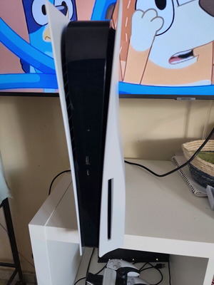 Ps5 1 Tera σαν καινούργιο με 2 χειριστήρια, φορτιστή, 6 παιχνίδια και καλώδια