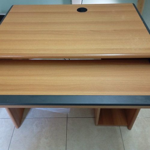 Computer desk like new, sturdy with cable management