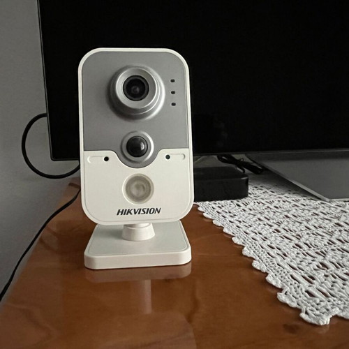 Hikvision surveillance camera like new DS-2CD2410F-IW 1MP