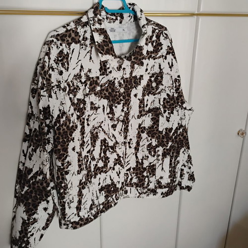 Jacket animal print like new, comfortable fit, size XL
