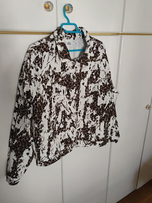 Jacket animal print like new, comfortable fit, size XL