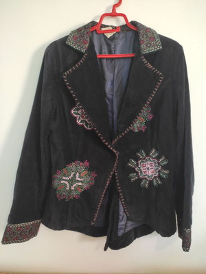 Velvet black jacket like new with embroidered details, size S/M