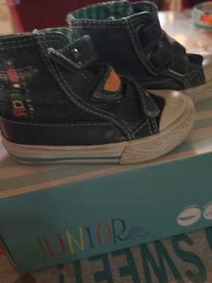 Children's Shoes size 22 like new