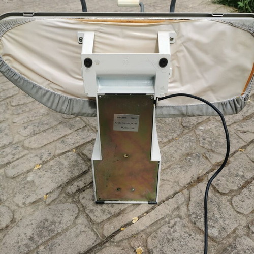 Steam press used, functional with wear and water leak