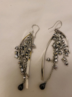Earrings new, flashy and unique