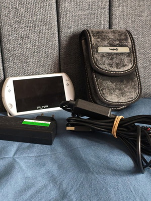 PSP GO бял като нов с калъф, зарядно и кабели за телевизор