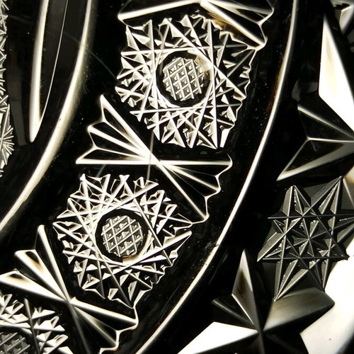 Crystal platter like new with intricate patterns and 28 cm diameter