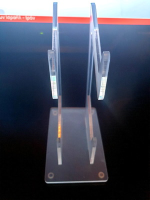 PS5 controller stand like new, transparent acrylic