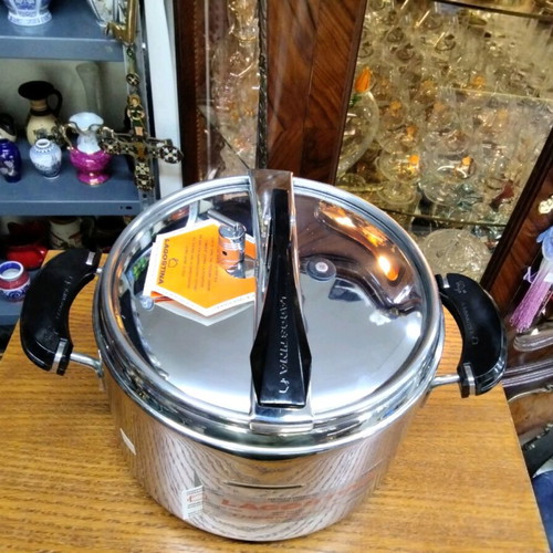 Lagostina stainless steel 18/10 pressure cooker new