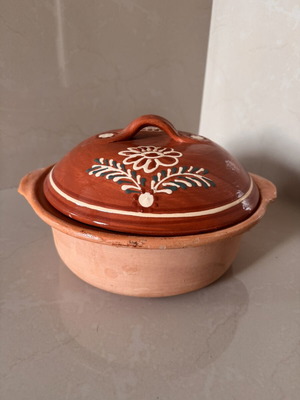 Handpainted Clay Casserole from Portugal like new