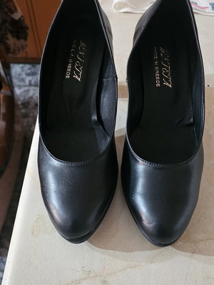Black women's pumps used, classic elegant style, size 38