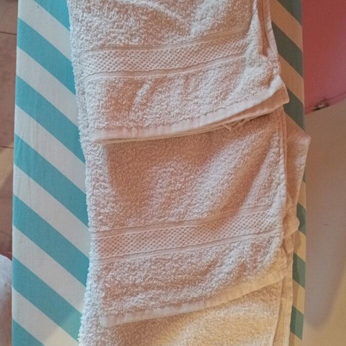 Towel set like new, 3 hand towels and 1 face towel, 100% cotton