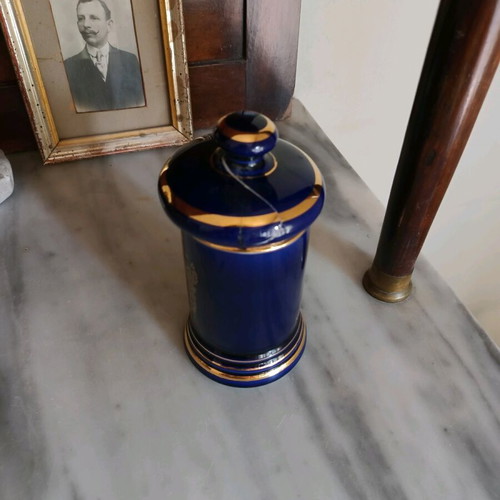 Porcelain pharmacy jar used with broken lid