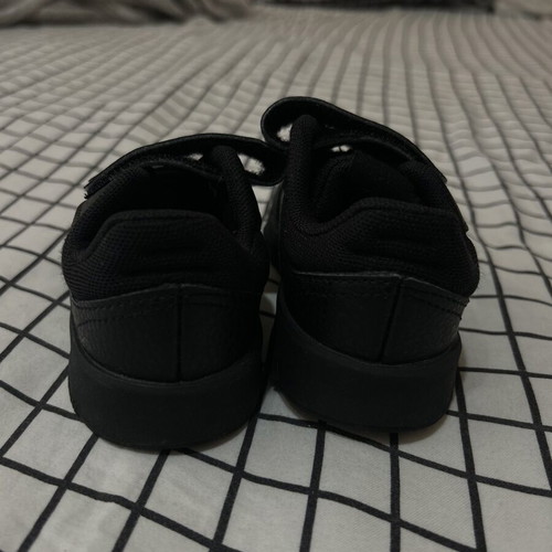 Adidas baby shoes size 22 like new