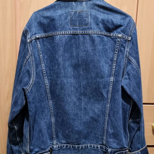Levi's jean jacket like new, winter thick fabric