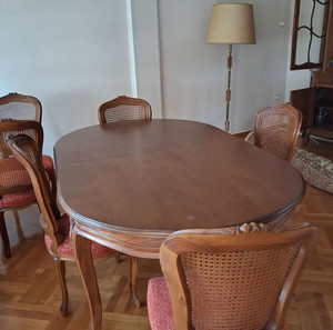 Τραπεζαρία με καρέκλες