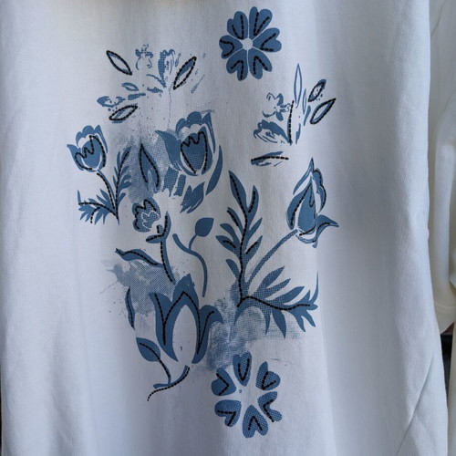 Attrativo oversized white zip-up sweatshirt like new with floral design