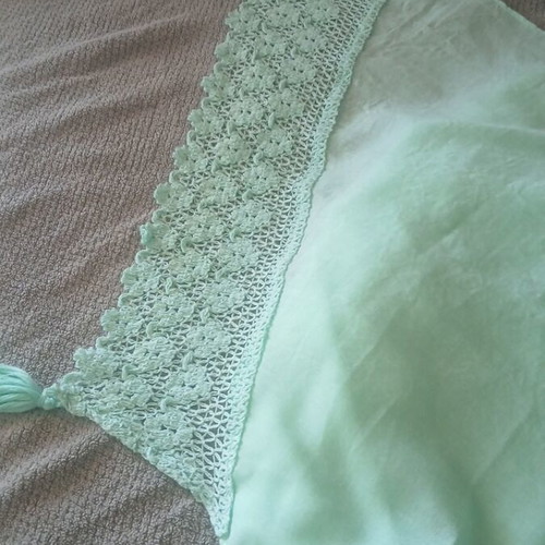 Table runner for large table light green 200x46 cm with knitted edge like new