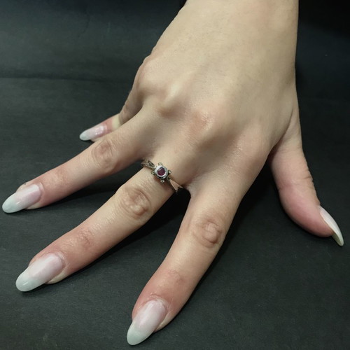 18k ring with ruby and brilliant diamonds new