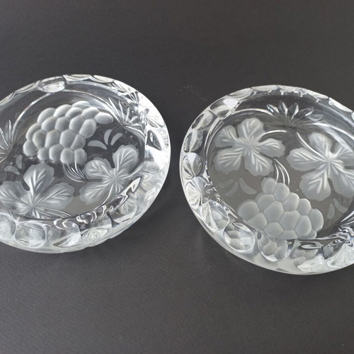 Set of 2 vintage glass ashtrays like new