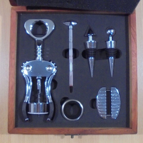 Wine accessory tool set in wooden protective case like new