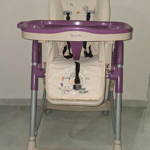 Adjustable Baby High Chair like new with double tray and wheels