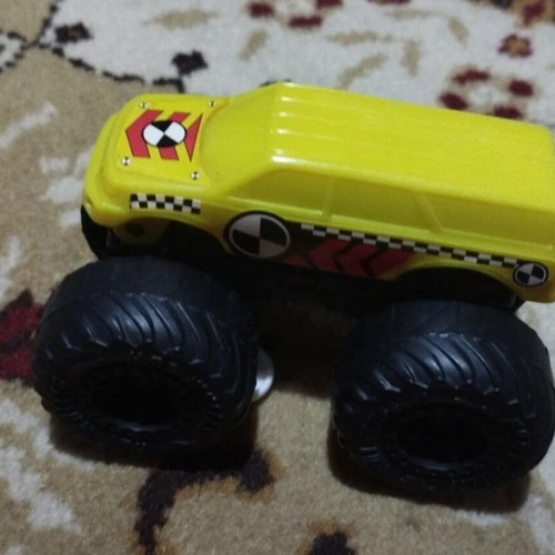 Hot Wheels Crash Test Monster Truck 1:64 2019 like new