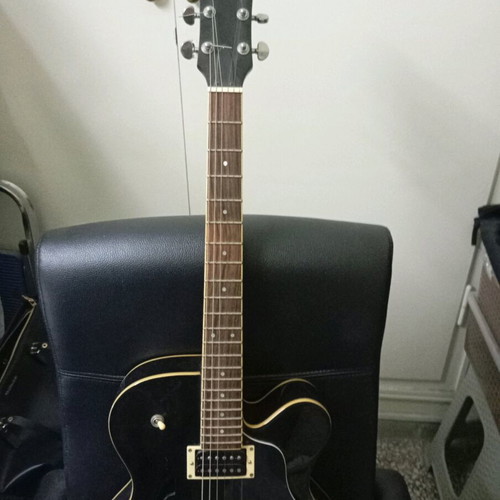 Yamaha electro-acoustic guitar like new