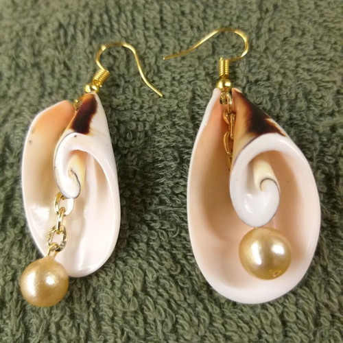 Earrings with spiral shell and pearl