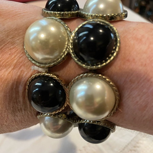 Faux pearl and black cabochon bracelet like new