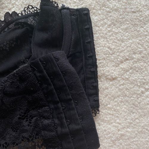 Oysho black lace bra with side clasp and adjustable straps like new