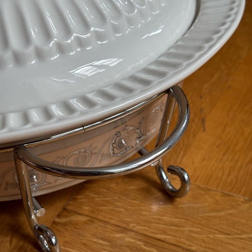 Heat-resistant porcelain casserole new with metal base and lid