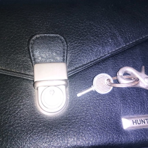 Hunter men's leather wristlet like new with lock