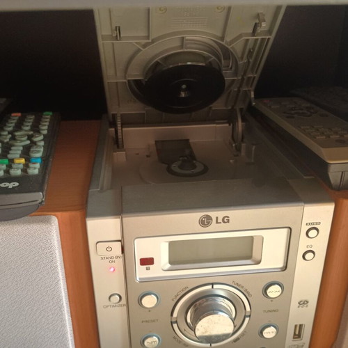 LG LX-M150 Micro Hi-Fi System like new with wooden speakers