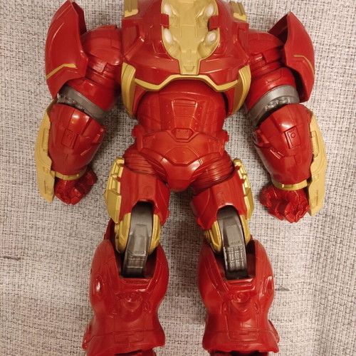 Marvel Legends Hulkbuster figure