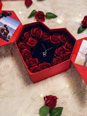 Πολυτελής καρδιά δώρου με 15+ τριαντάφυλλα, φωτογραφίες και κολιέ επιλογής νέο