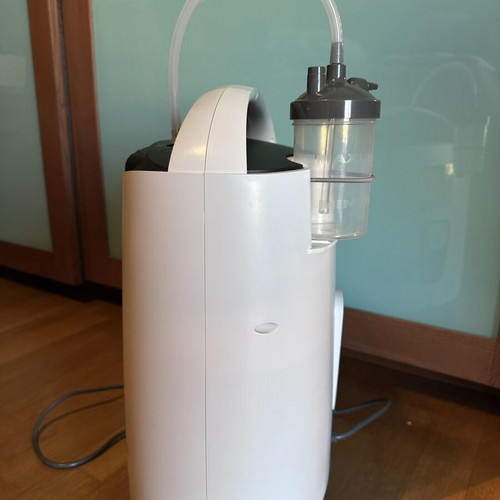 Yuwell 8F-5A Oxygen Concentrator 5L, like new