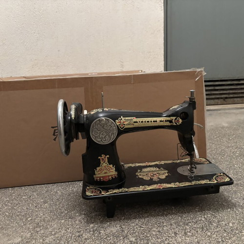 Vintage sewing machine violet like new