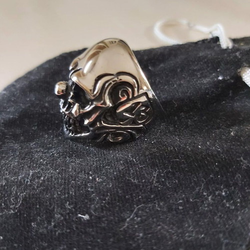 Men's skull ring like new, stainless steel