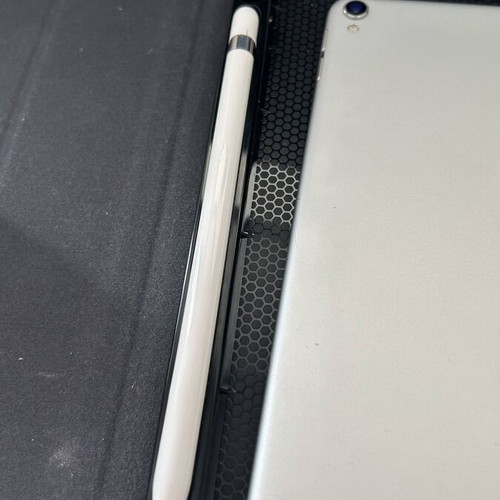 Apple iPad Pro 2017 10.5" like new with WiFi, case and Apple Pen
