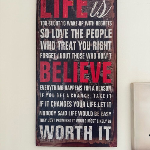 Motivational wall art set like new, 2 decorative frames