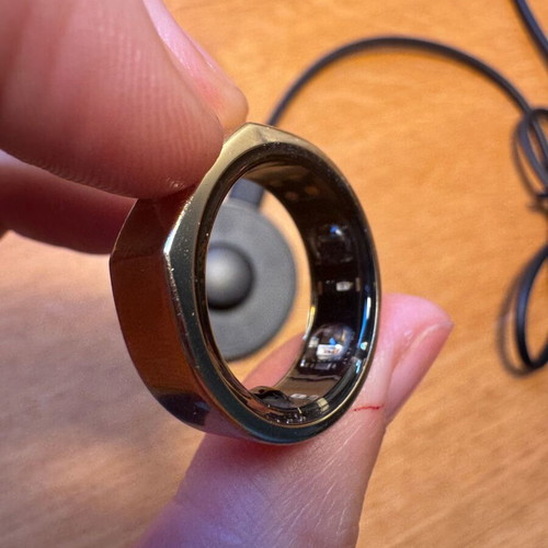 Oura Ring 4 Gold size 10 like new with charger