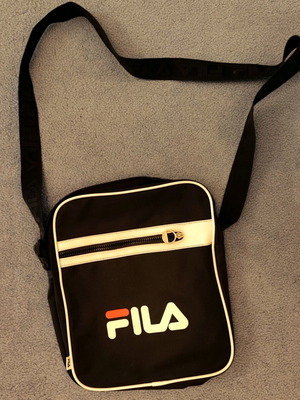 Τσάντα χιαστί ταχυδρομικού τύπου FILA 27x35cm μπλε σκούρο σαν καινούργιο