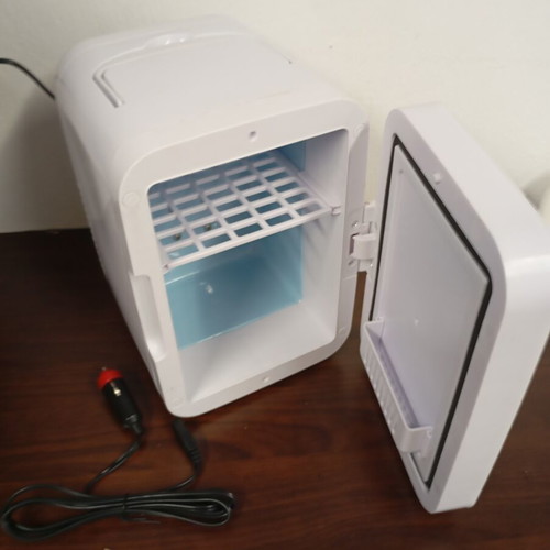 Mini Beauty Fridge 4 Liter Used, 12 Volt 220 Volt